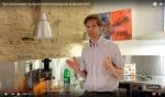 Youtube: Michael René tester hvidvaskemiddel til at fjerne svedpletter fra skjorte